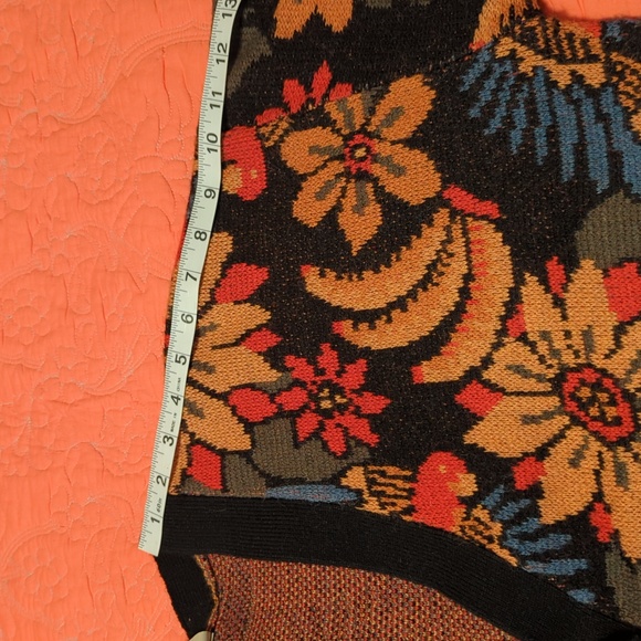 Farm Rio cropped sweater. Oversized, can fit a Large size. - Picture 10 of 11